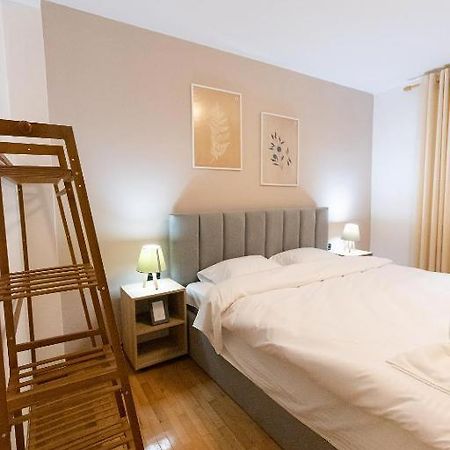 Light-2 Lovely Apartment In Tiranë Ngoại thất bức ảnh