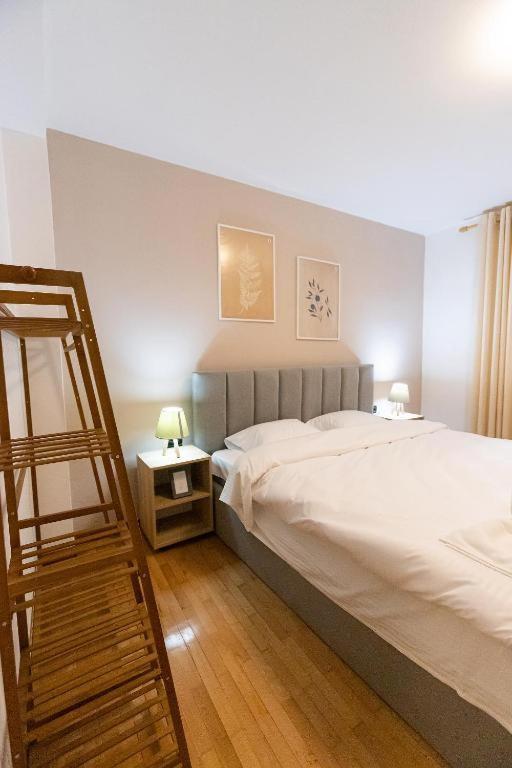 Light-2 Lovely Apartment In Tiranë Ngoại thất bức ảnh