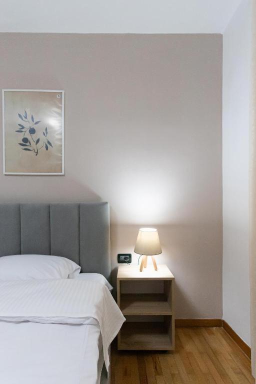 Light-2 Lovely Apartment In Tiranë Ngoại thất bức ảnh