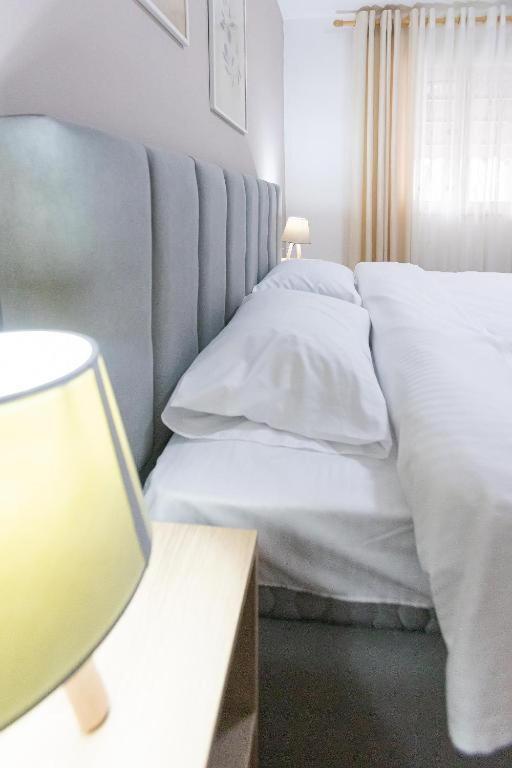 Light-2 Lovely Apartment In Tiranë Ngoại thất bức ảnh