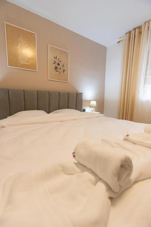 Light-2 Lovely Apartment In Tiranë Ngoại thất bức ảnh