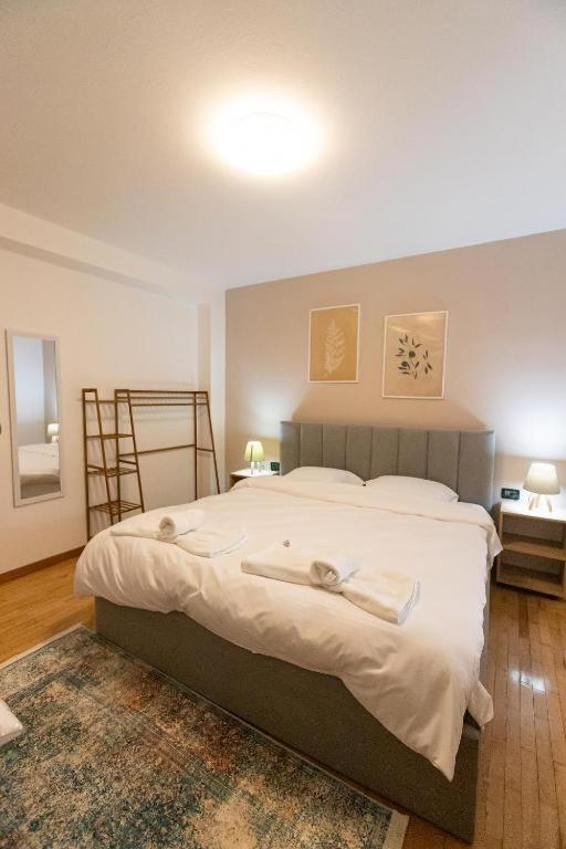 Light-2 Lovely Apartment In Tiranë Ngoại thất bức ảnh