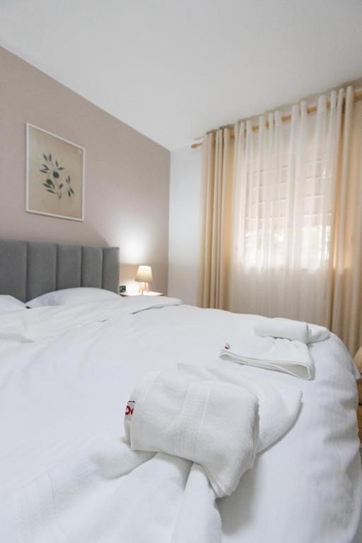 Light-2 Lovely Apartment In Tiranë Ngoại thất bức ảnh